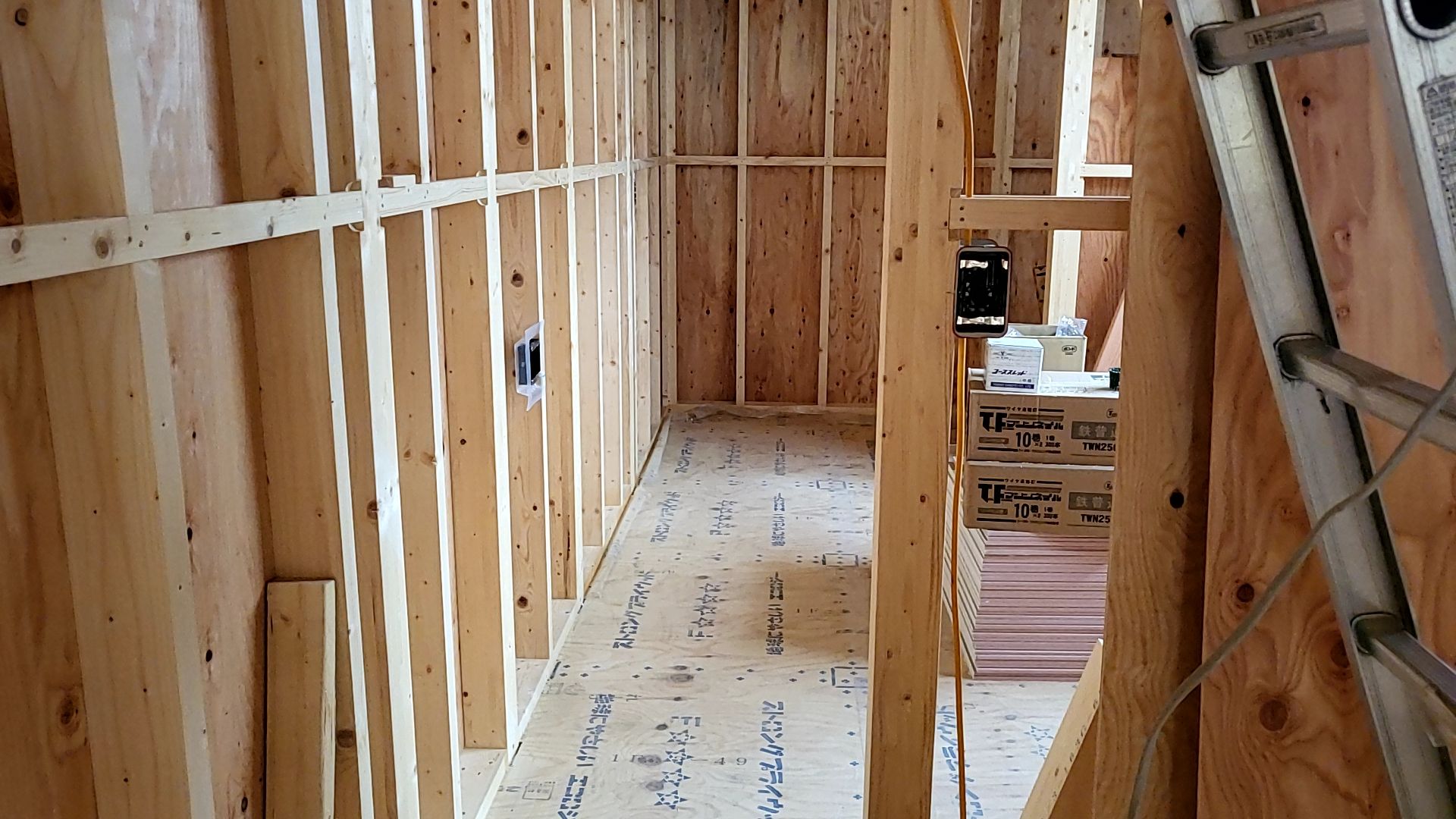 電気業者による器具の取り付けの様子です。