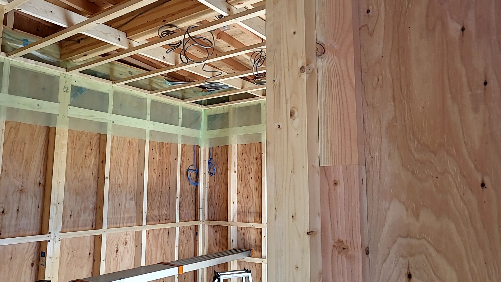 天井の下地組みを行っております。