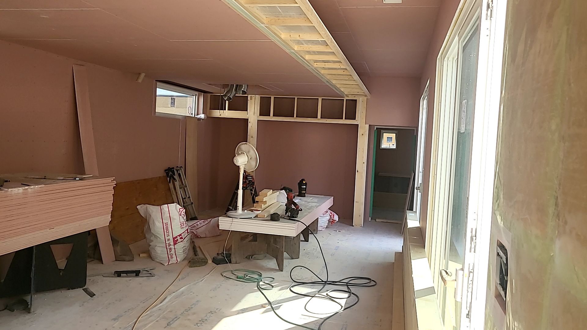 引き続き、下地造作工事が進められております。