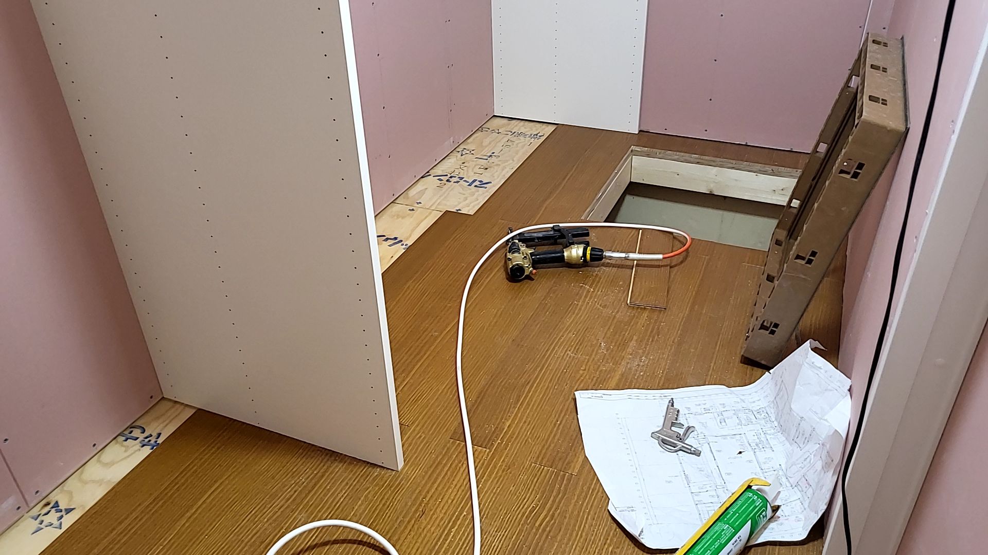 床貼りが行われている様子です。