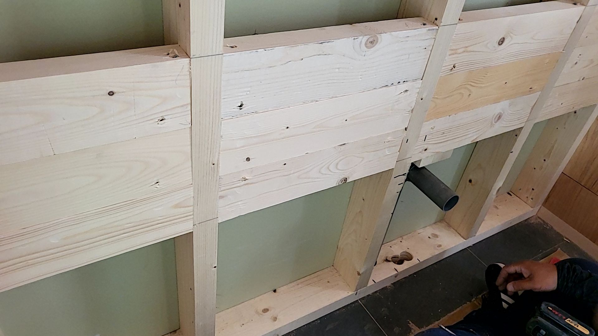 引き続きパイプシャフトの造作工事が行われている様子です。