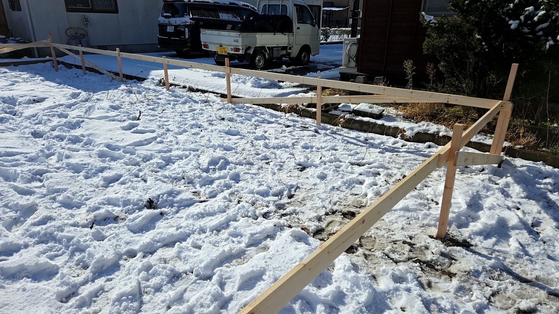 建物の高さ・位置を木枠に移していきます。