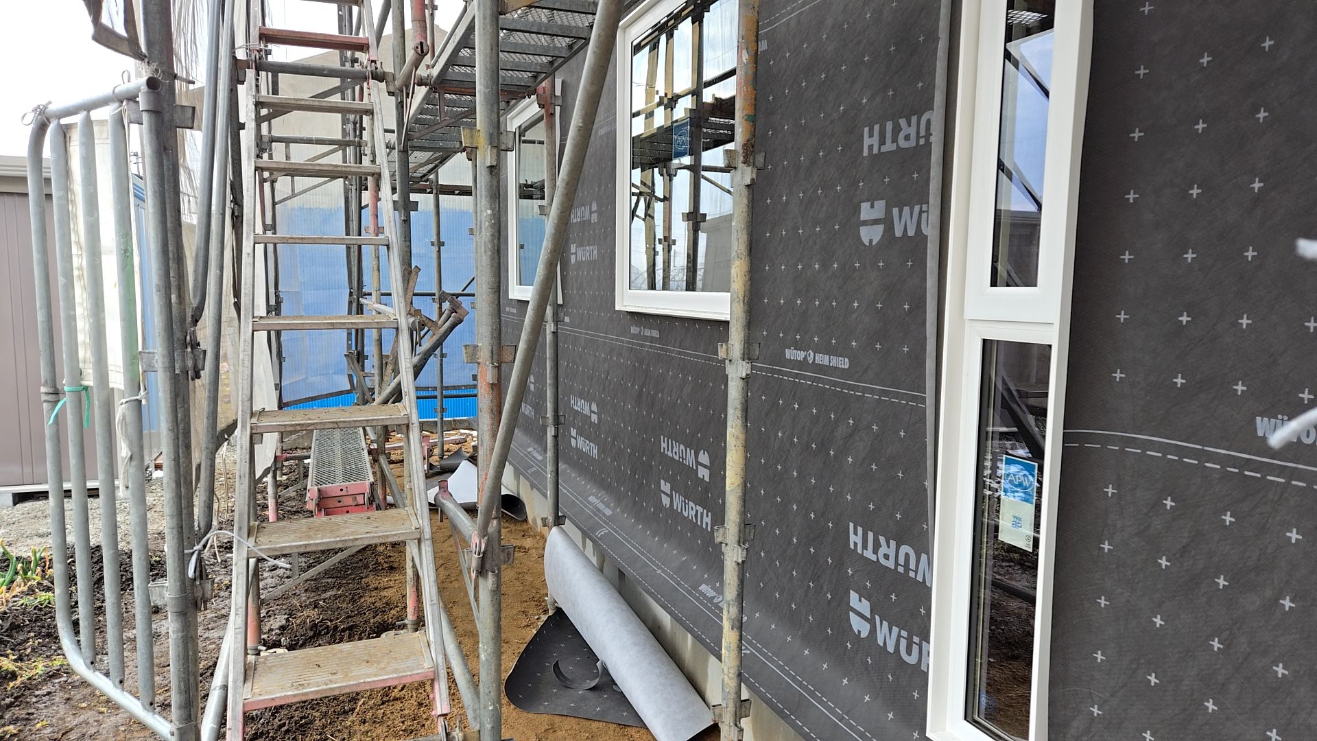 ヨレやゆがみのないよう丁寧に作業しています。