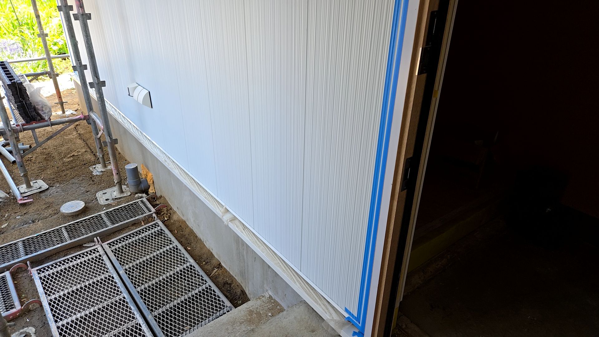 外壁のコーキング工事の様子です。