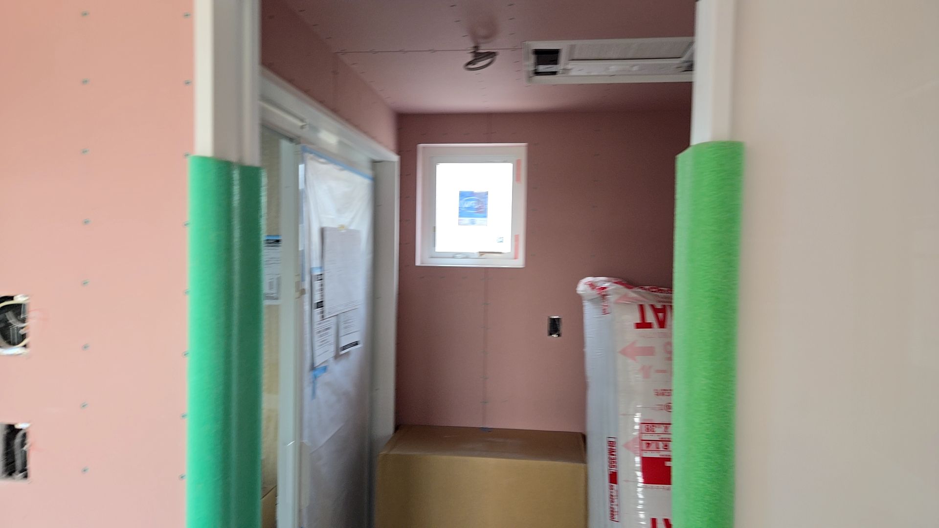 枠の取り付けと化粧パネル貼りが行われております。