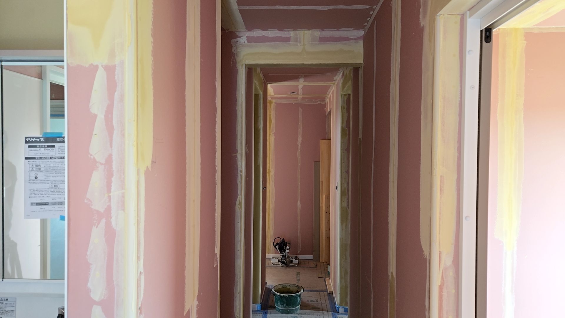 内装業者によるパテ掛けも、凹凸の出ないよう丁寧に作業を進めています。