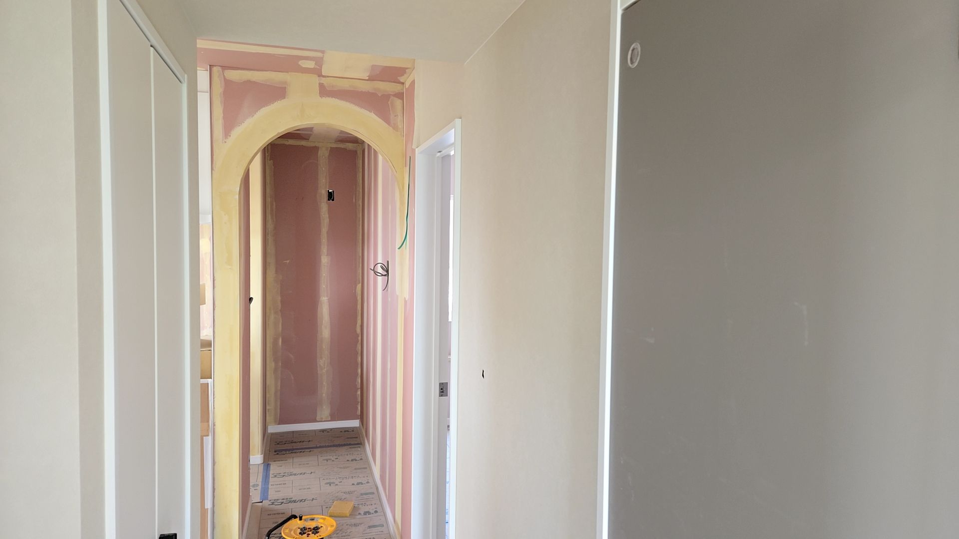 内装業者によるクロス貼りの様子です。