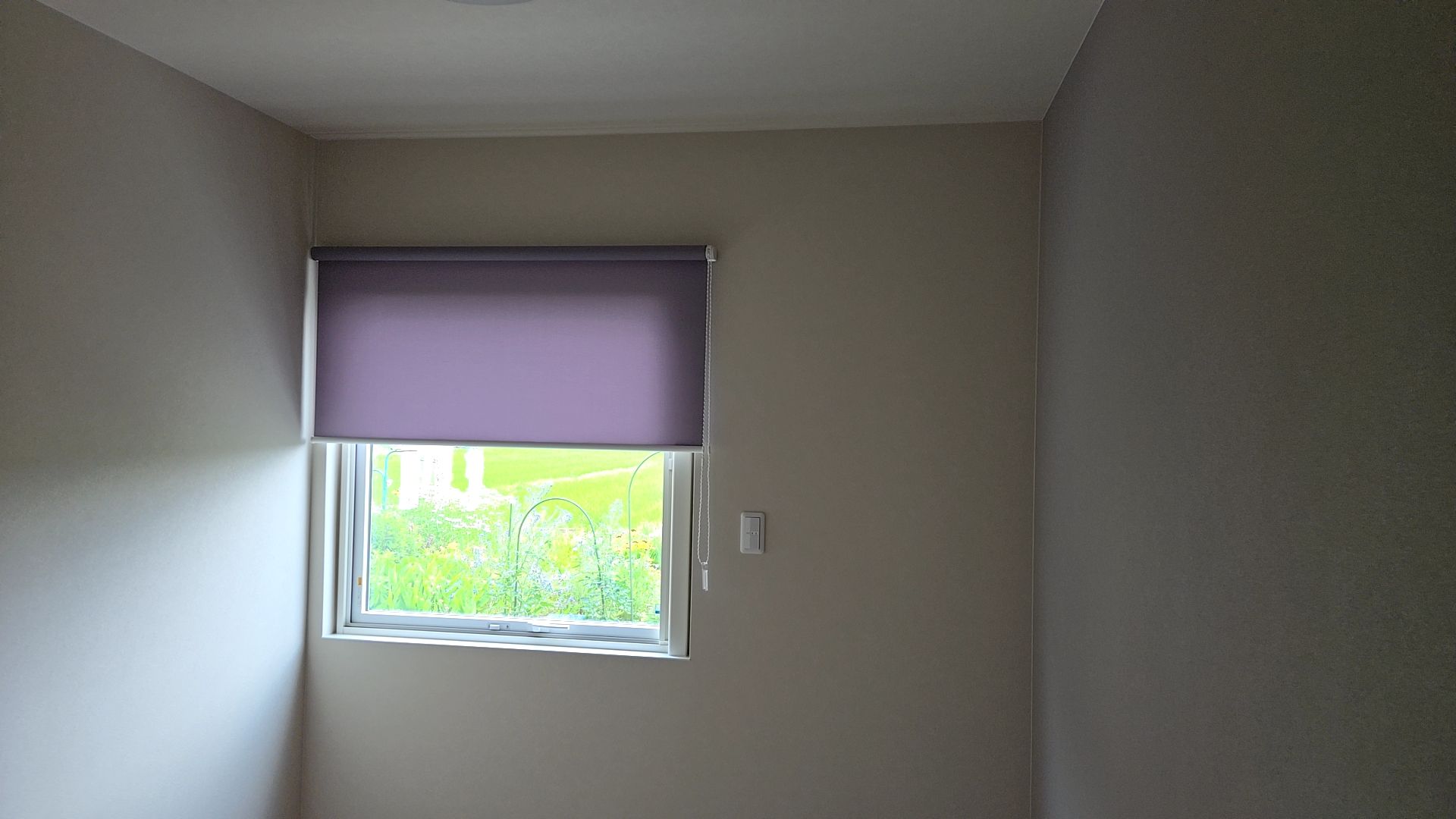 ロールスクリーンの取り付けが行われました。