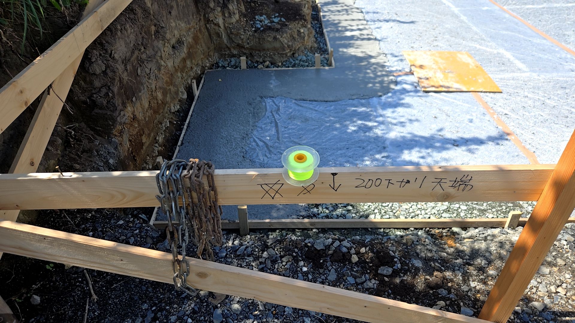 水糸を張って建物の位置を確認しながら、施工を進めていきます。