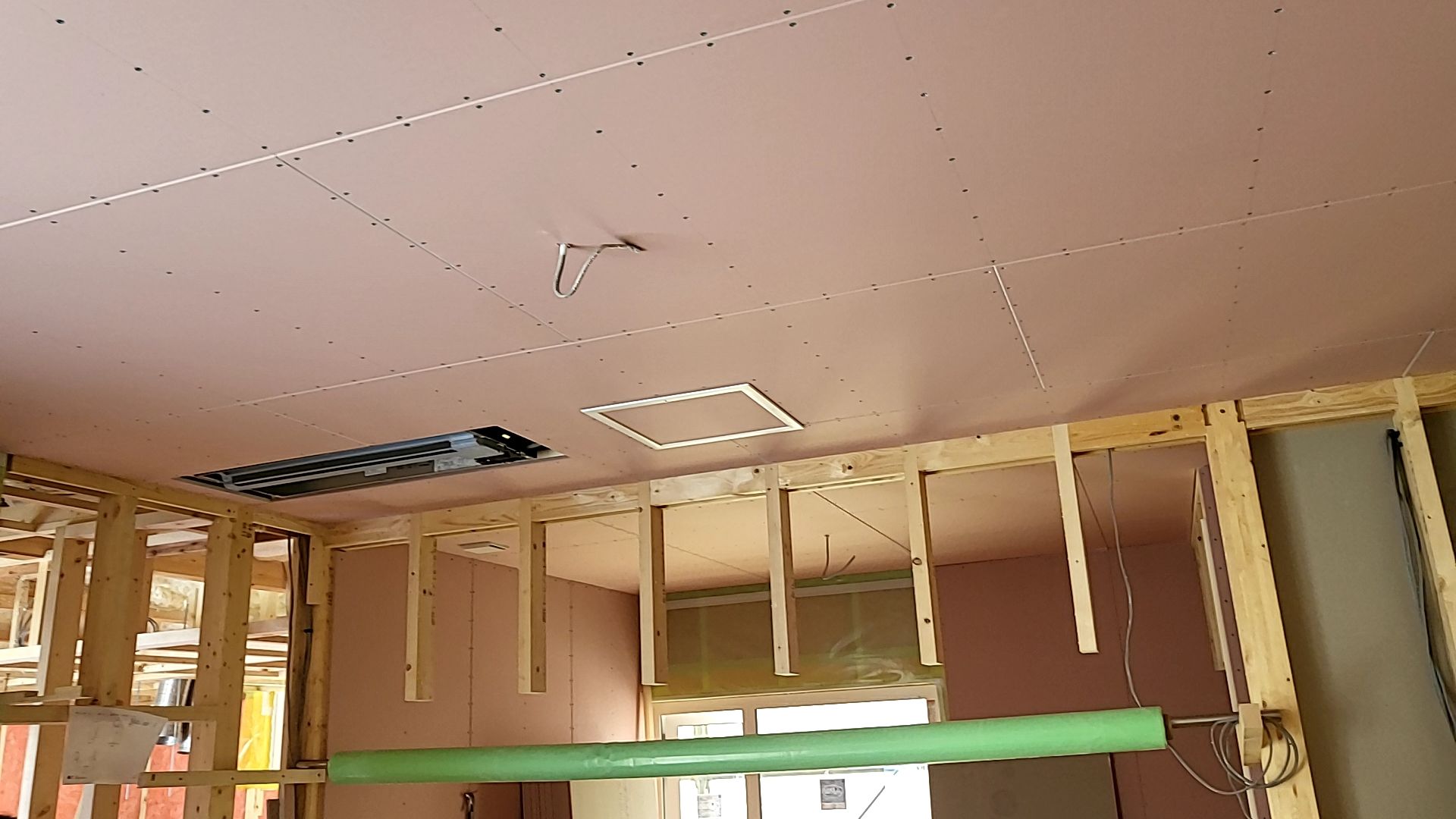 下地造作工事が進められている様子です。