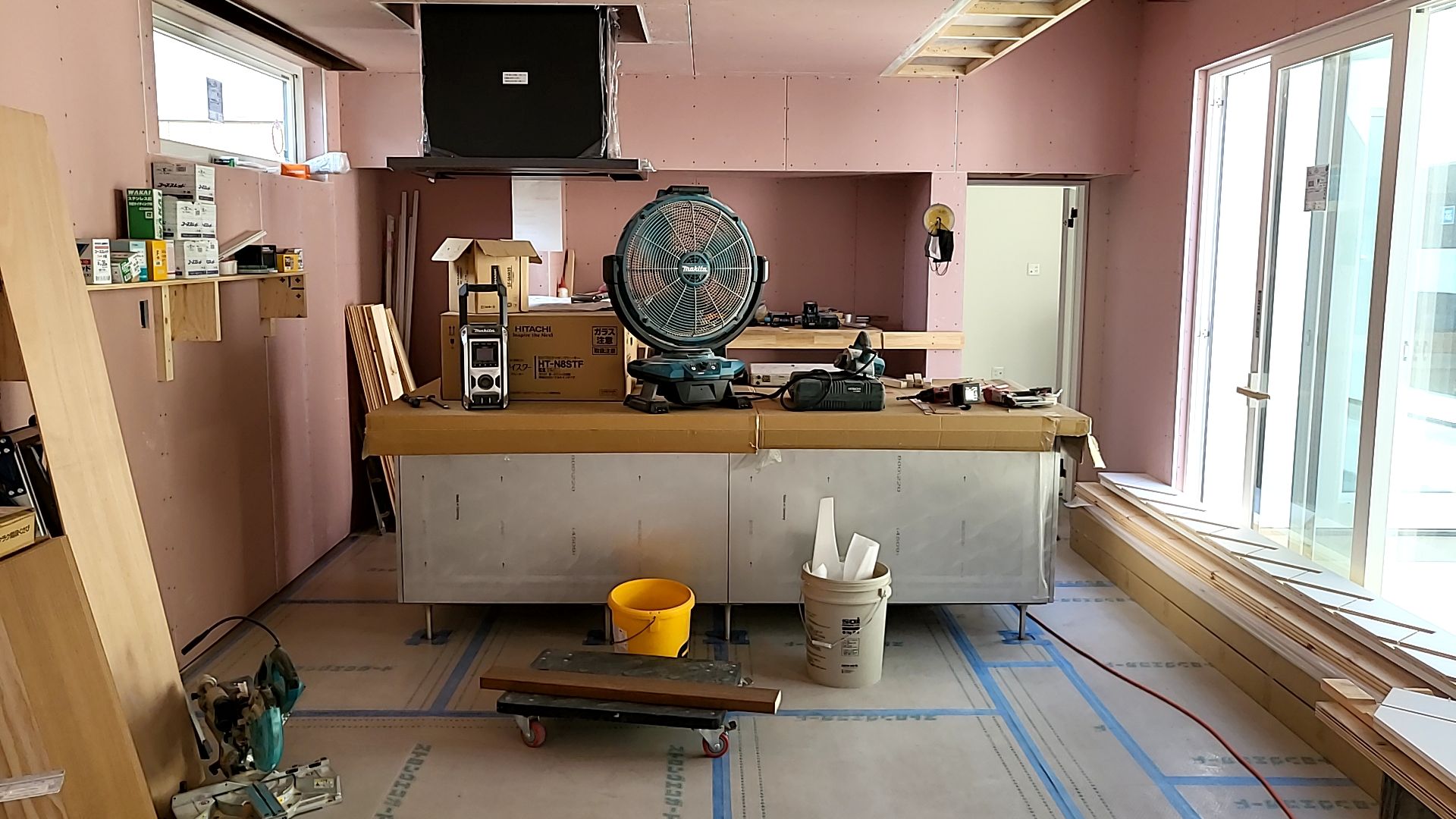 キッチンの設置が進められております。