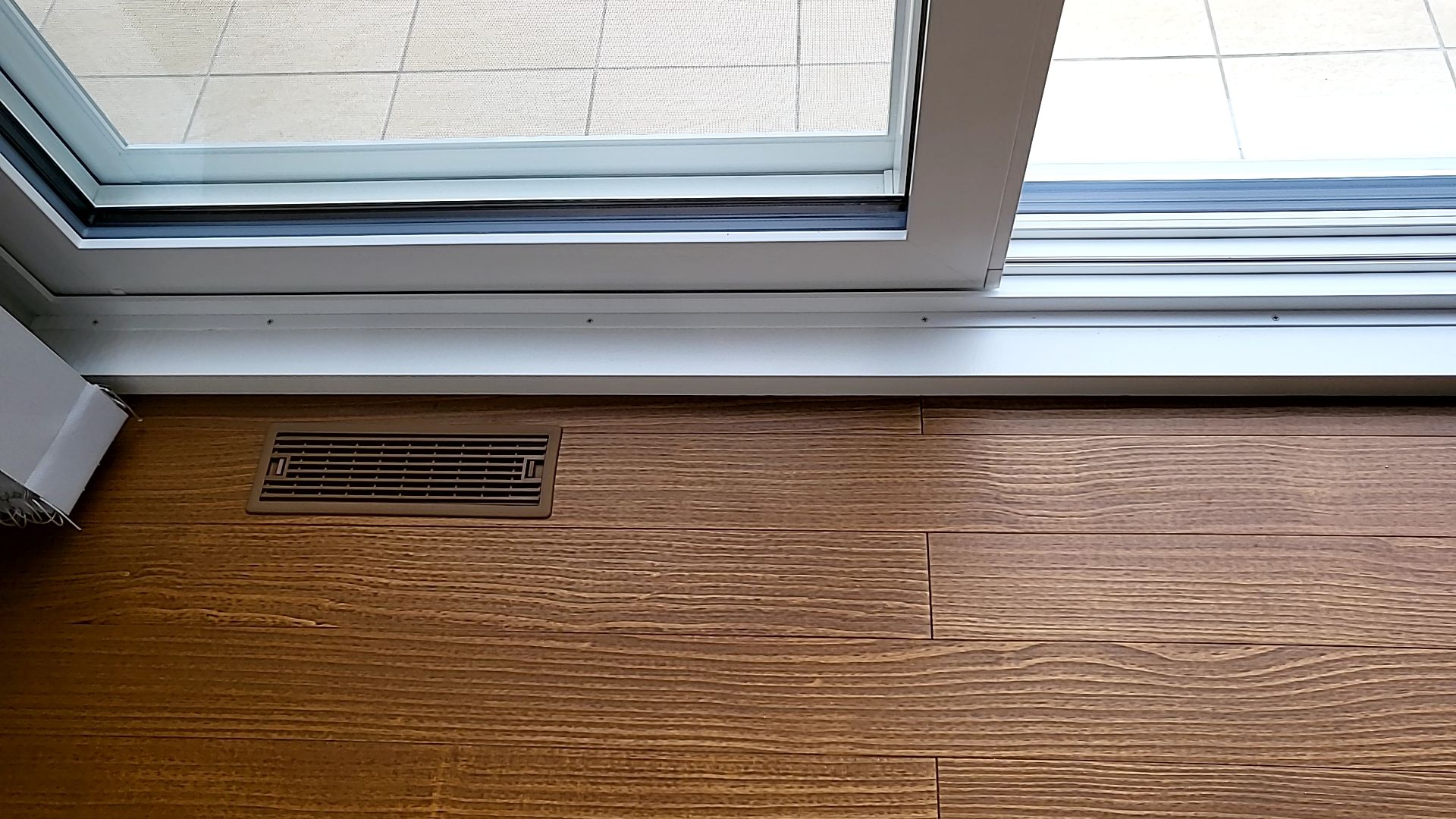 床のガラリが取り付けられた様子です。