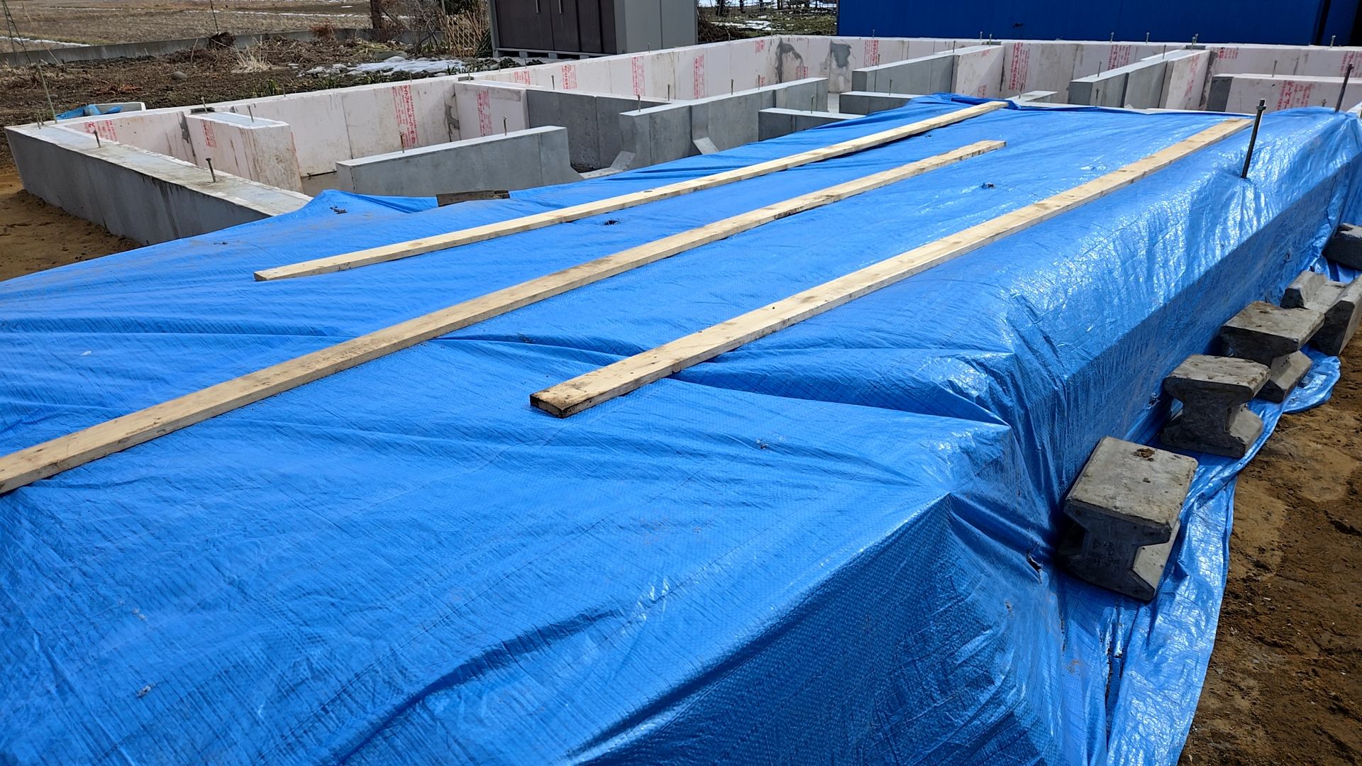 打設後のコンクリートにキズや汚れが付かないよう養生しておきます。