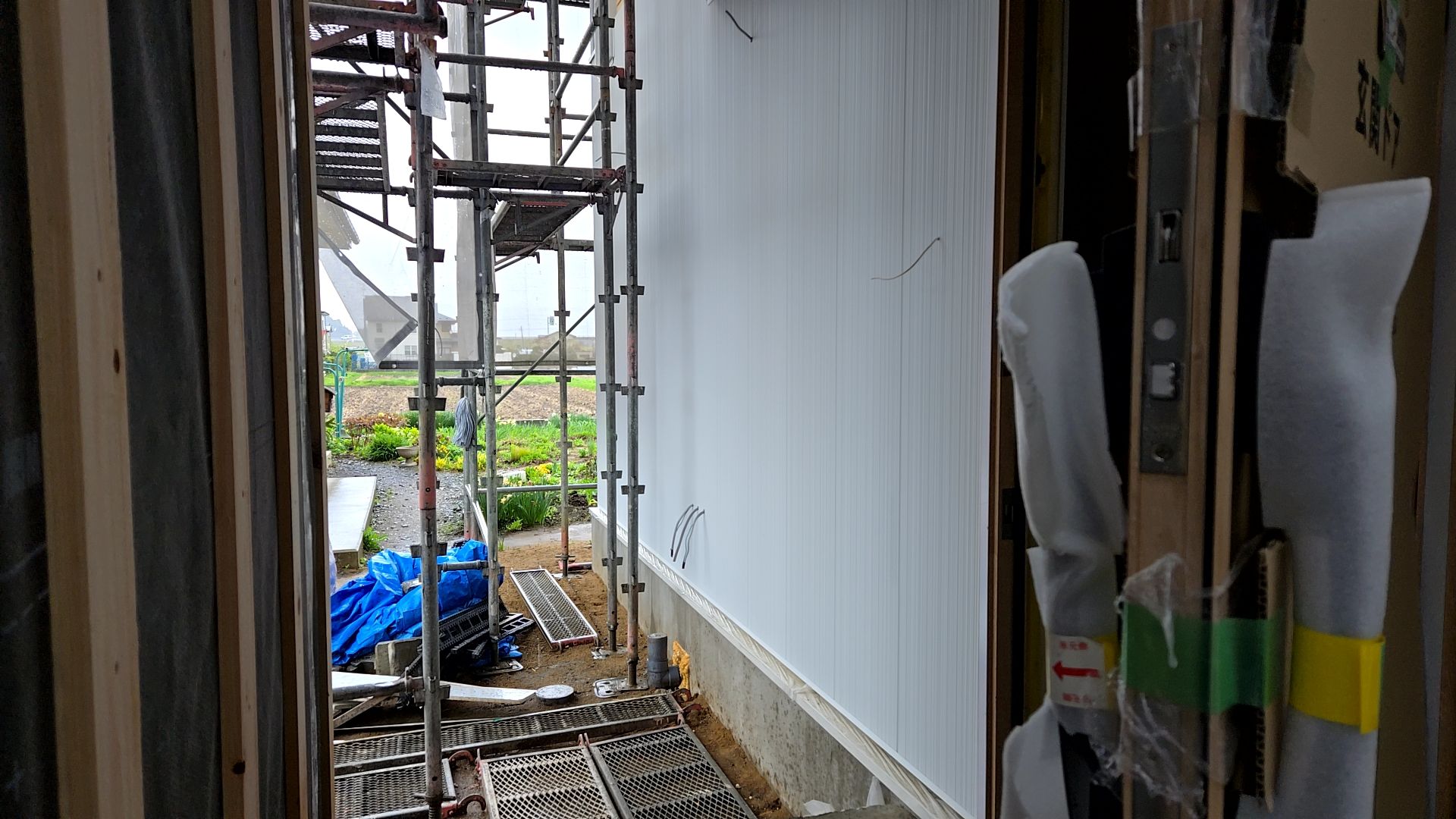 キズを付けないよう注意して作業しております。