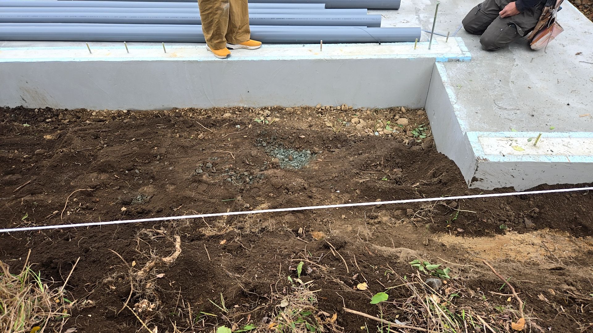 建築による土台の隅出し・レベル出しが行われている様子です。建物の対角を確認し建物にゆがみが出ないようにするための一番大切な作業です。