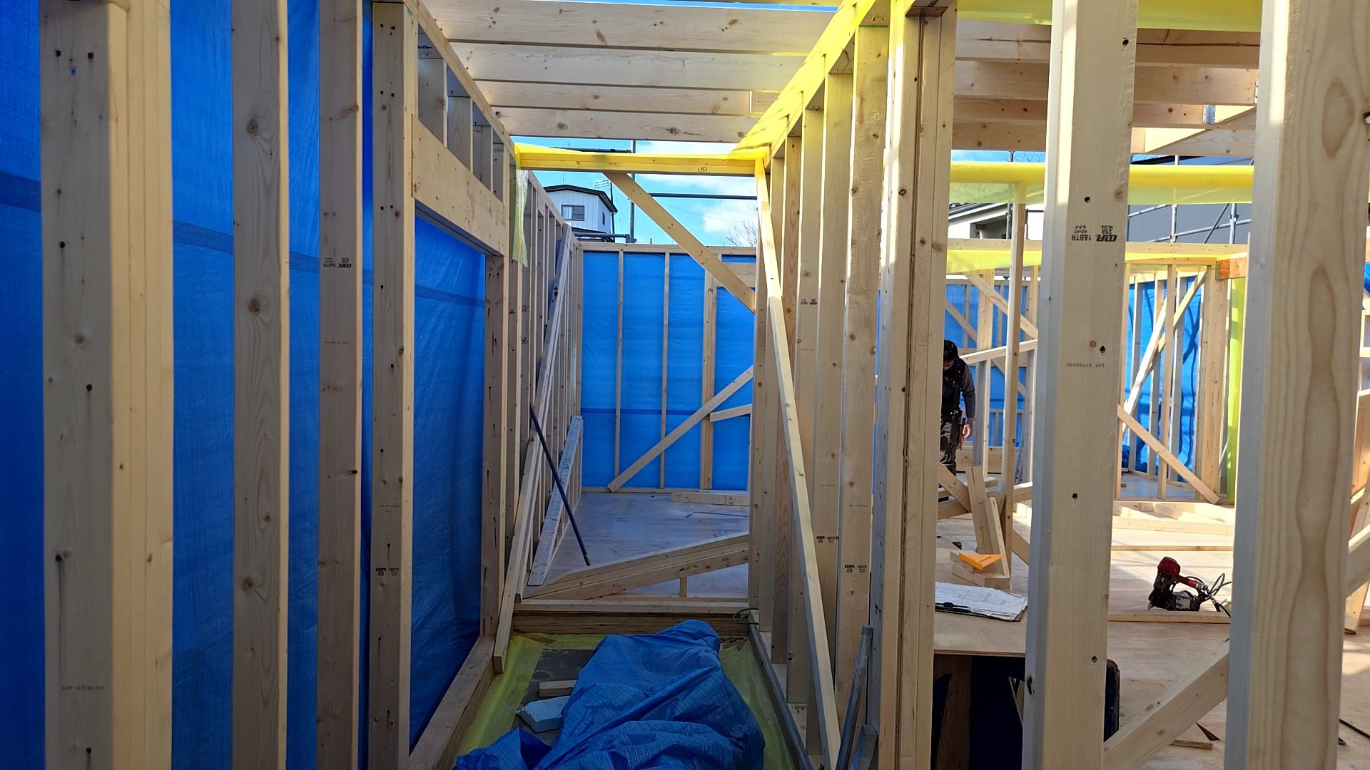 妻壁組が行われている様子です。