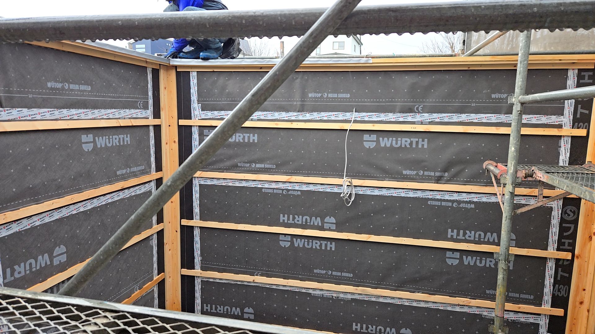 板金業者による化粧壁・笠木板金工事が行われております。図面を確認し、間違いのないよう施工が進められています。