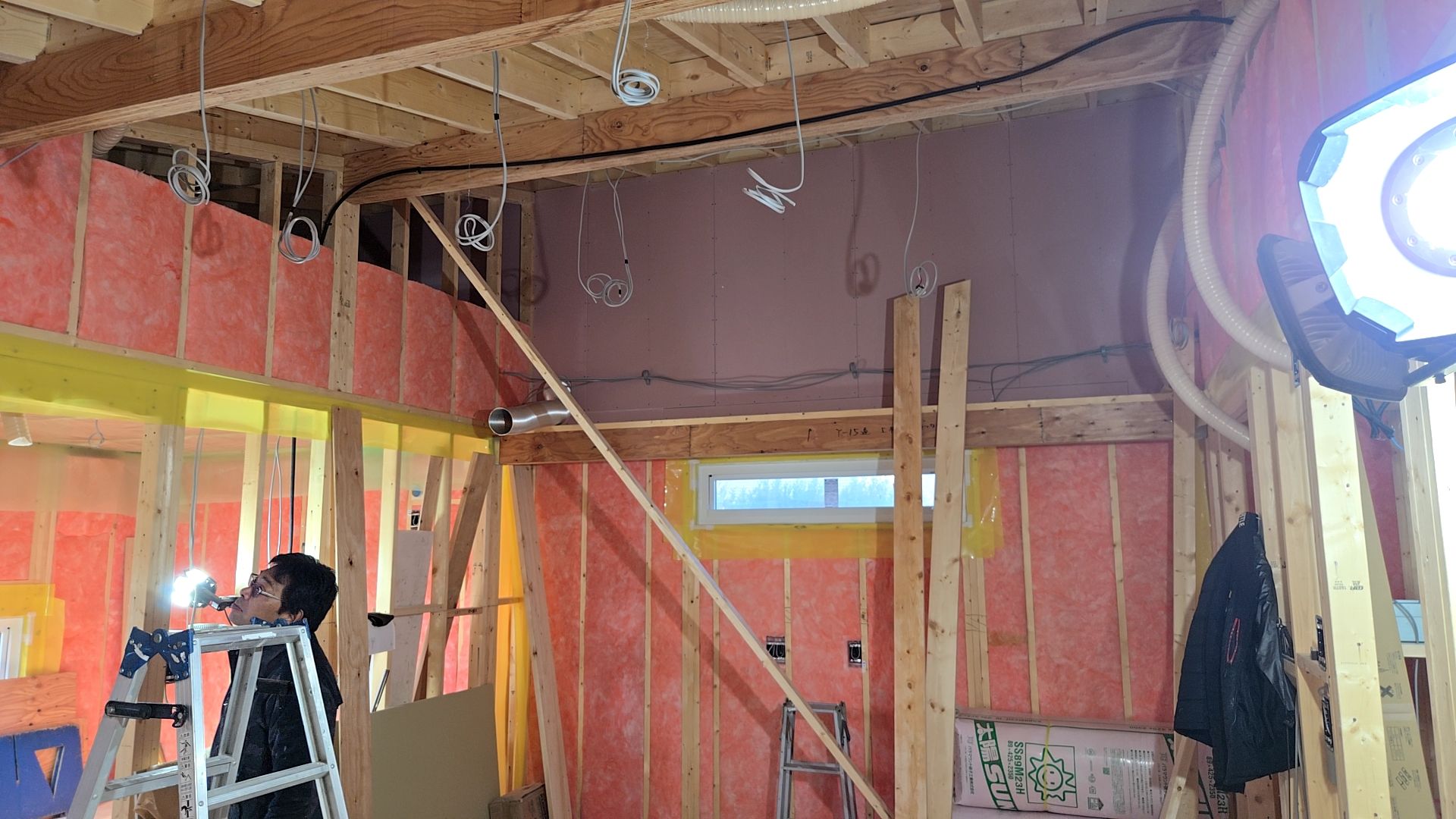 建築による天井下地造作工事が行われております。