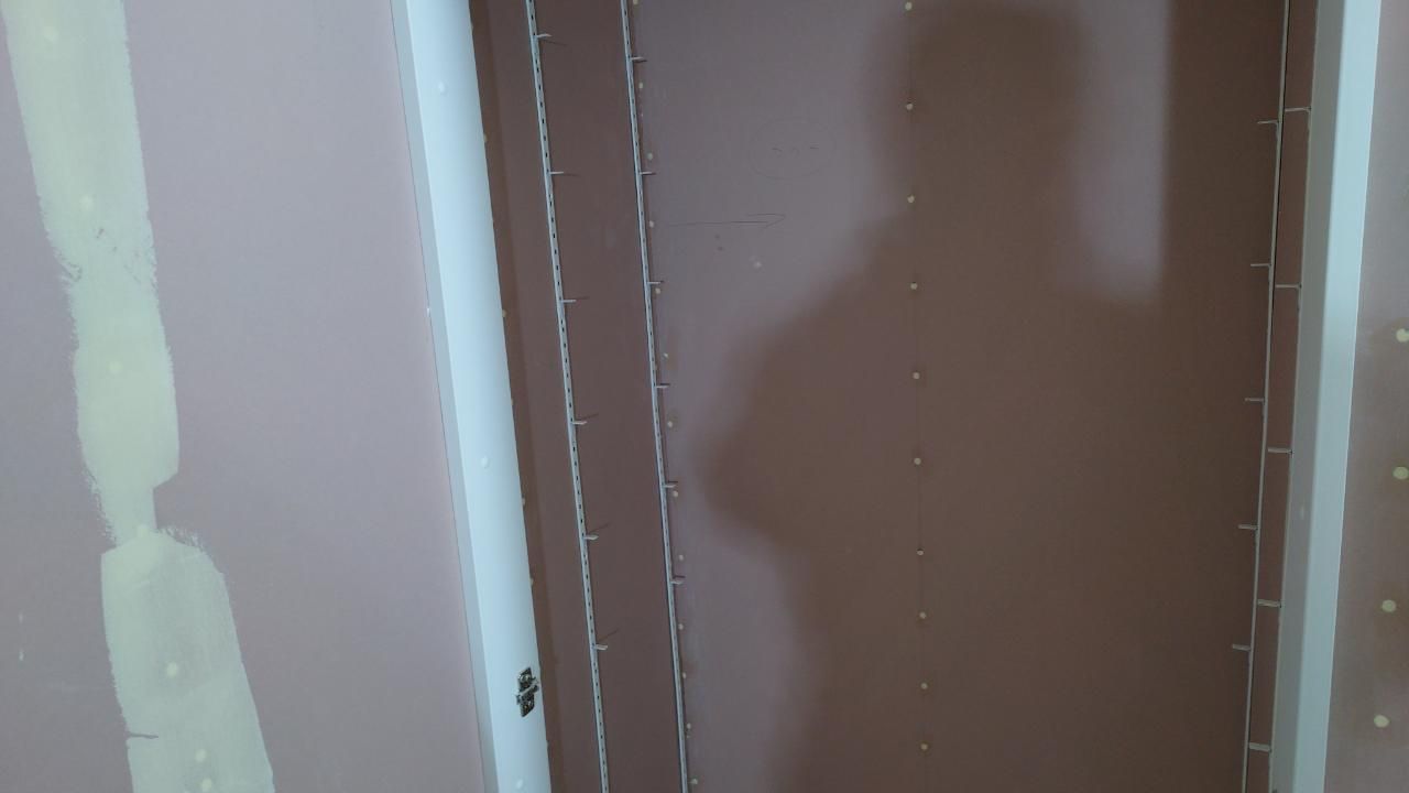 内装業者によるパテ掛けが終わり、パテ部分のペーパー掛けが行われております。不陸が出ないよう丁寧に作業が進められております。