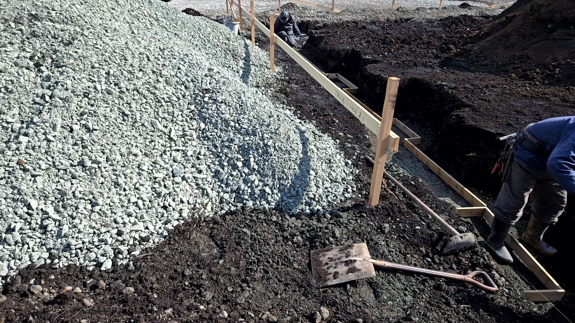 ベース型枠の幅など、図面を確認しながら間違いのないよう施工していきます。