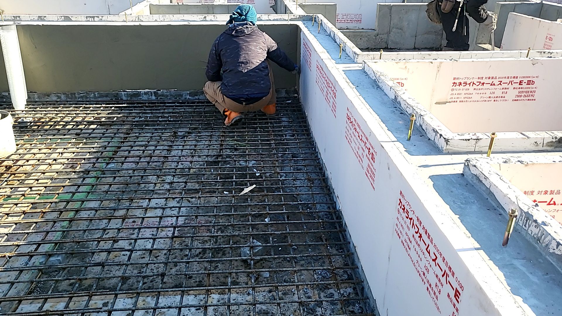 左官業者によるモルタル塗りの様子です。