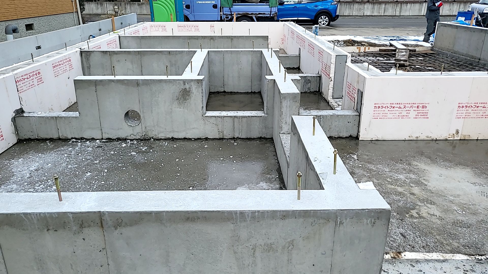 ムラのないよう丁寧にモルタルが塗られた様子です。