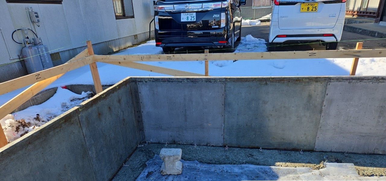 型枠が建て終わったら対角を確認し、建物にゆがみがないかチェックしていきます。