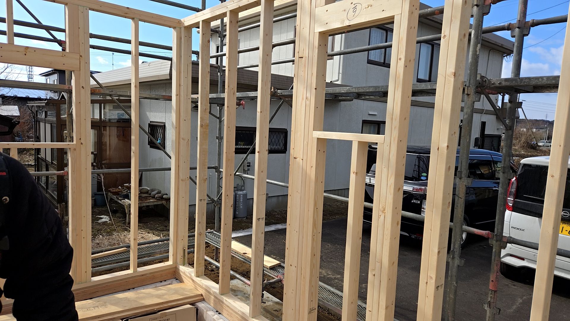 図面を確認し、正確な位置に壁を起こしていきます。