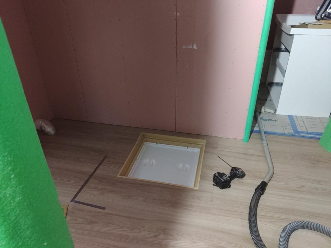 床下点検口が取り付けられた様子です。