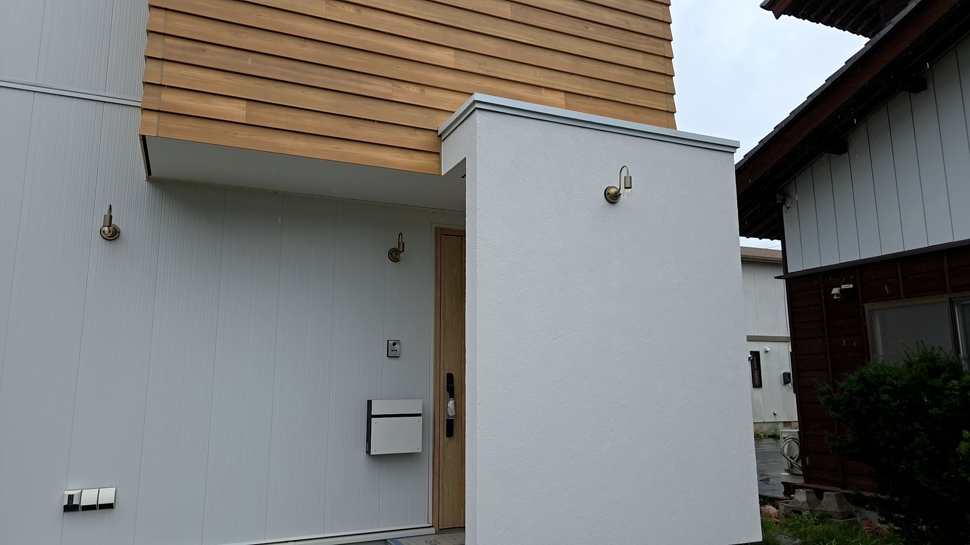 塗装業者による外部化粧壁とポーチの塗装が行われました。