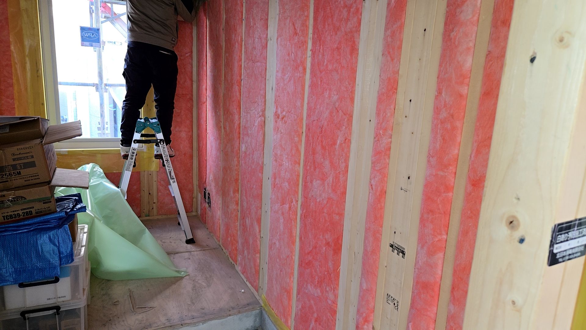 建築による断熱材の充填工事が引き続き行われております。隙間のないよう丁寧に施工を行っております。