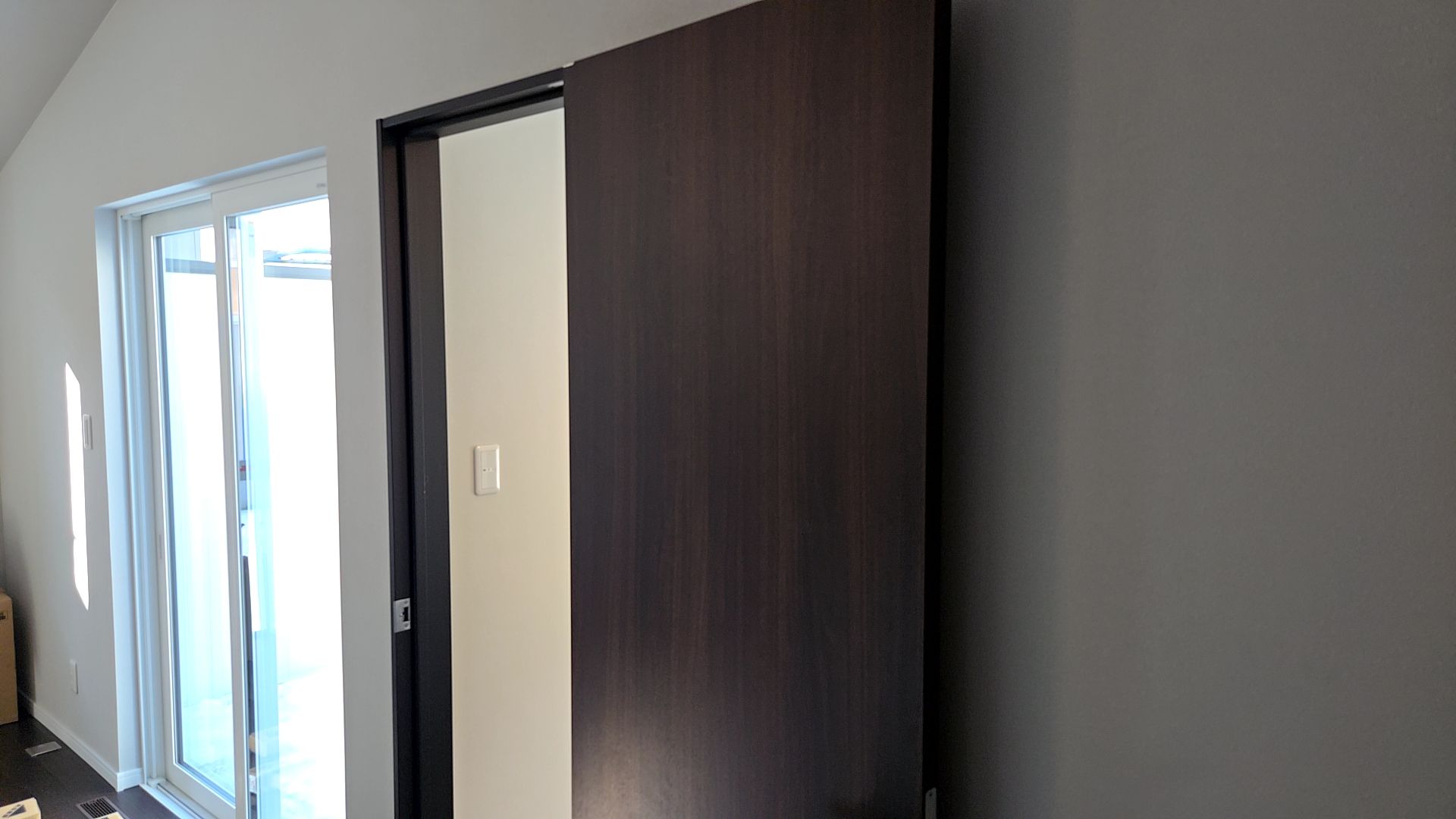 建具の取り付けが行われている様子です。