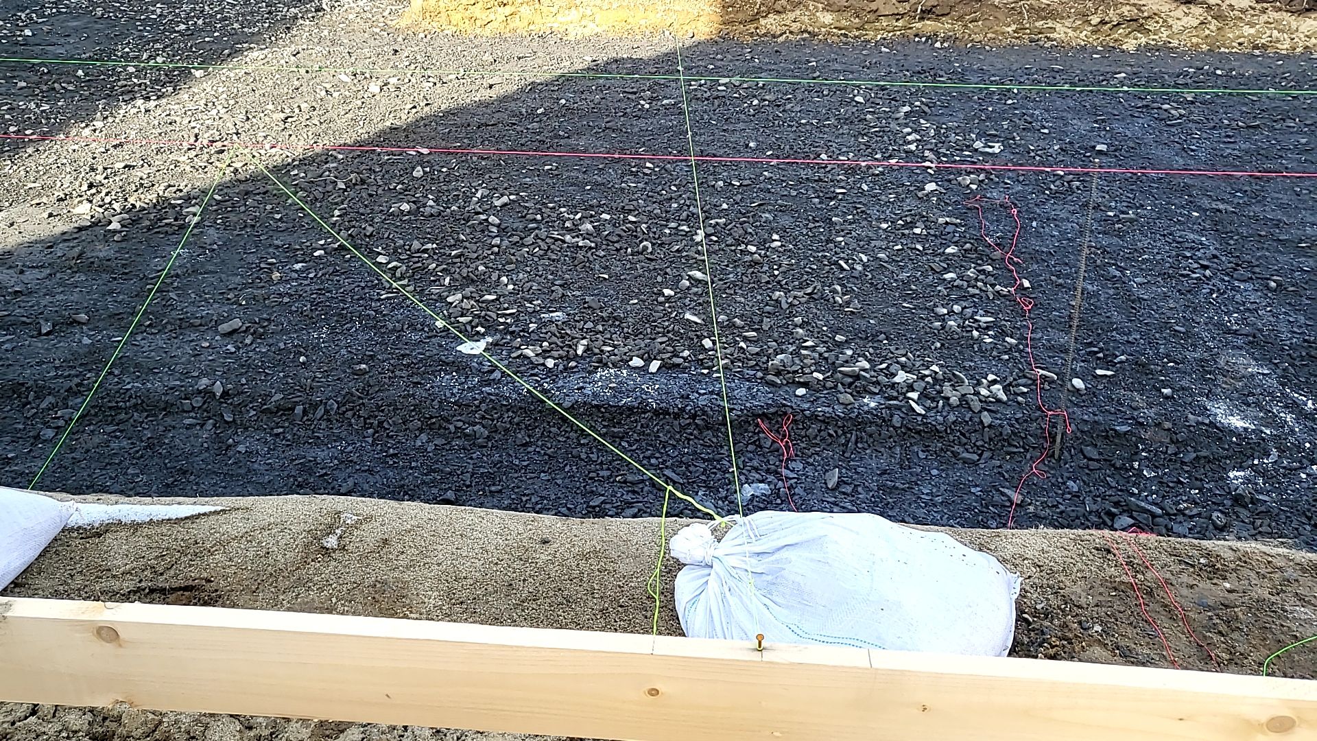 底盤には十分な転圧をかけ、締固めをしていきます。