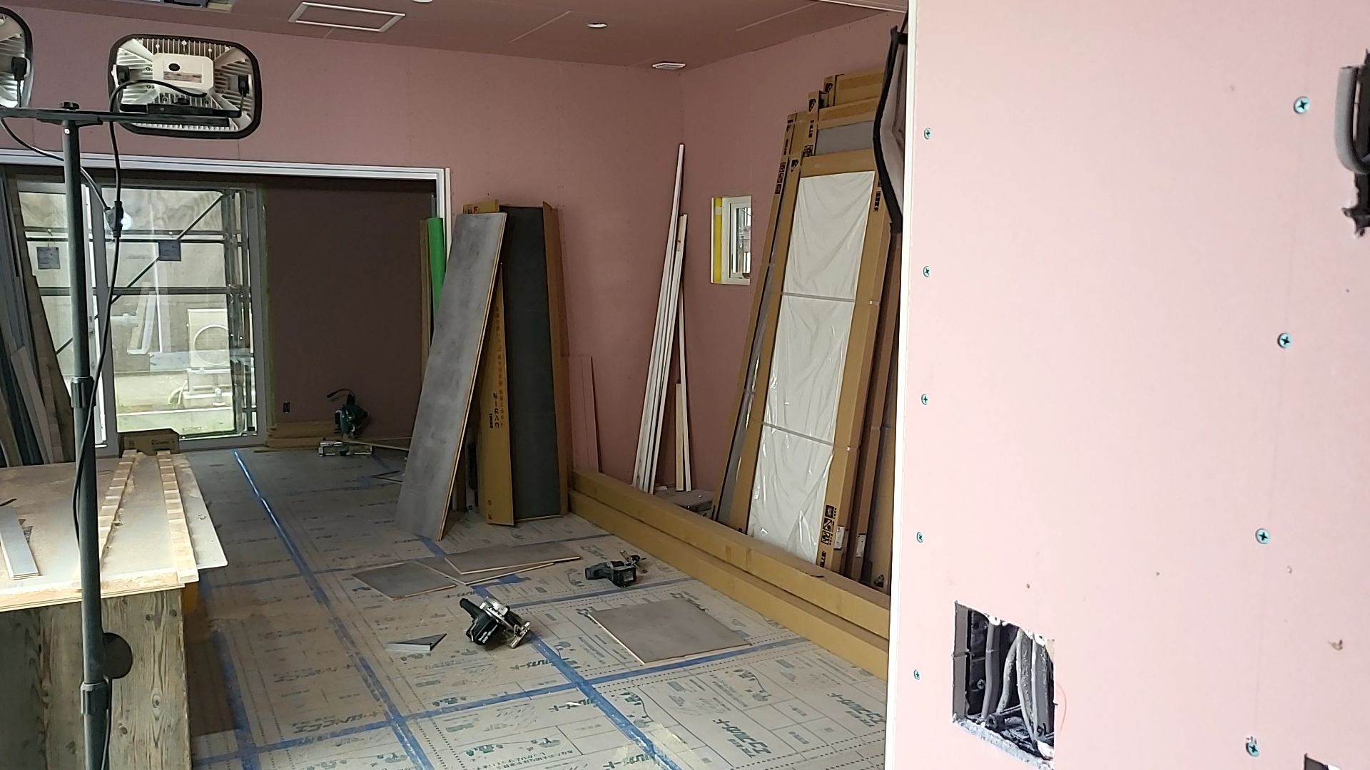 電気業者による配線工事が行われている様子です。