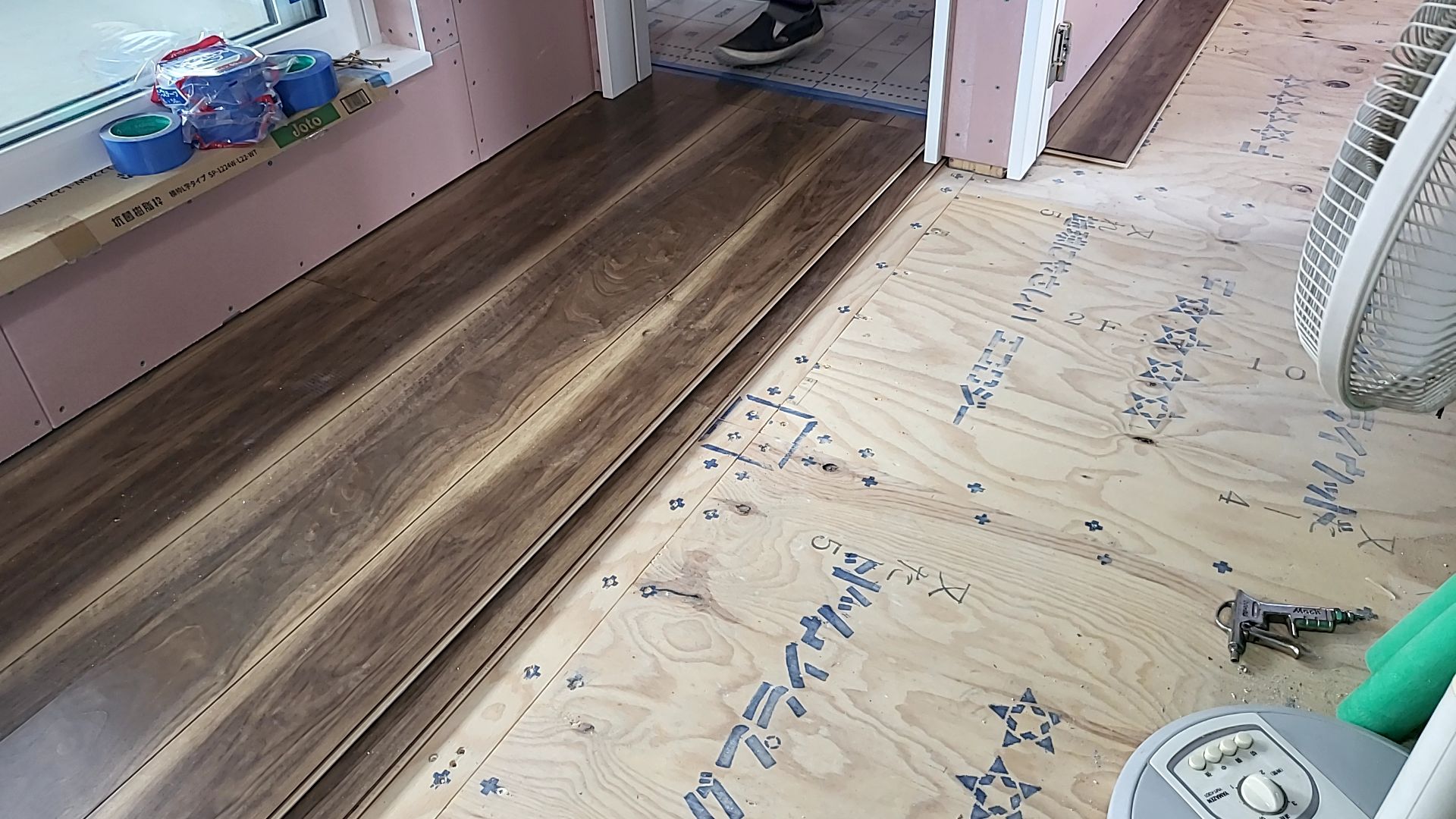 建築による床の合板フロアー張りが行われている様子です。