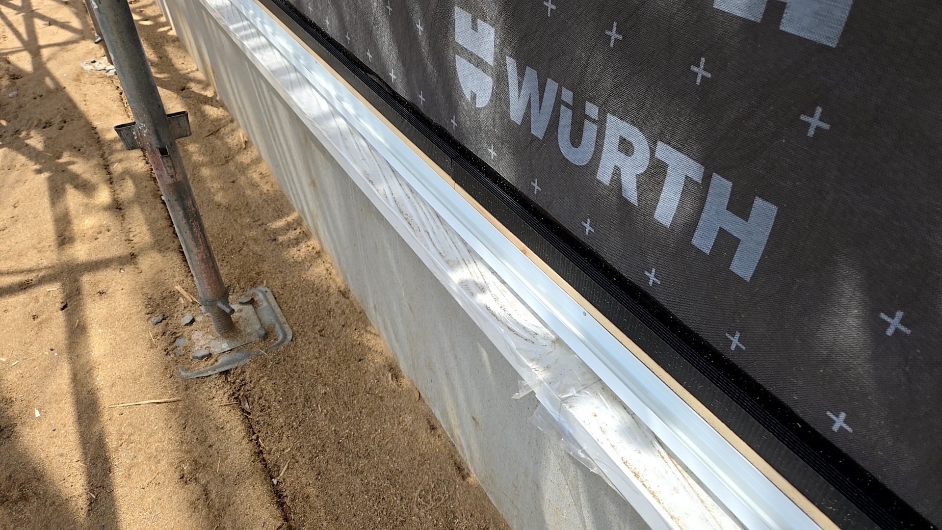 キズを付けないように丁寧に外壁貼りを行っております。