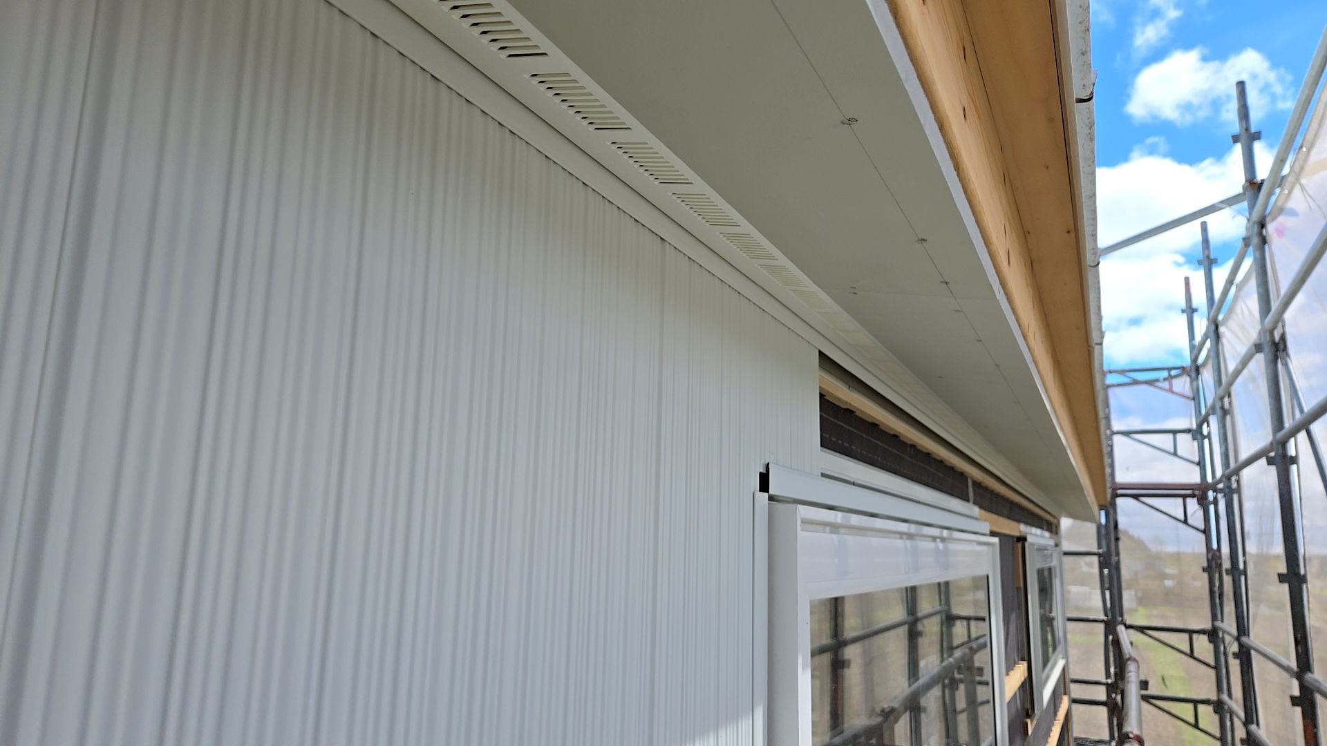 外壁が貼られている様子です。