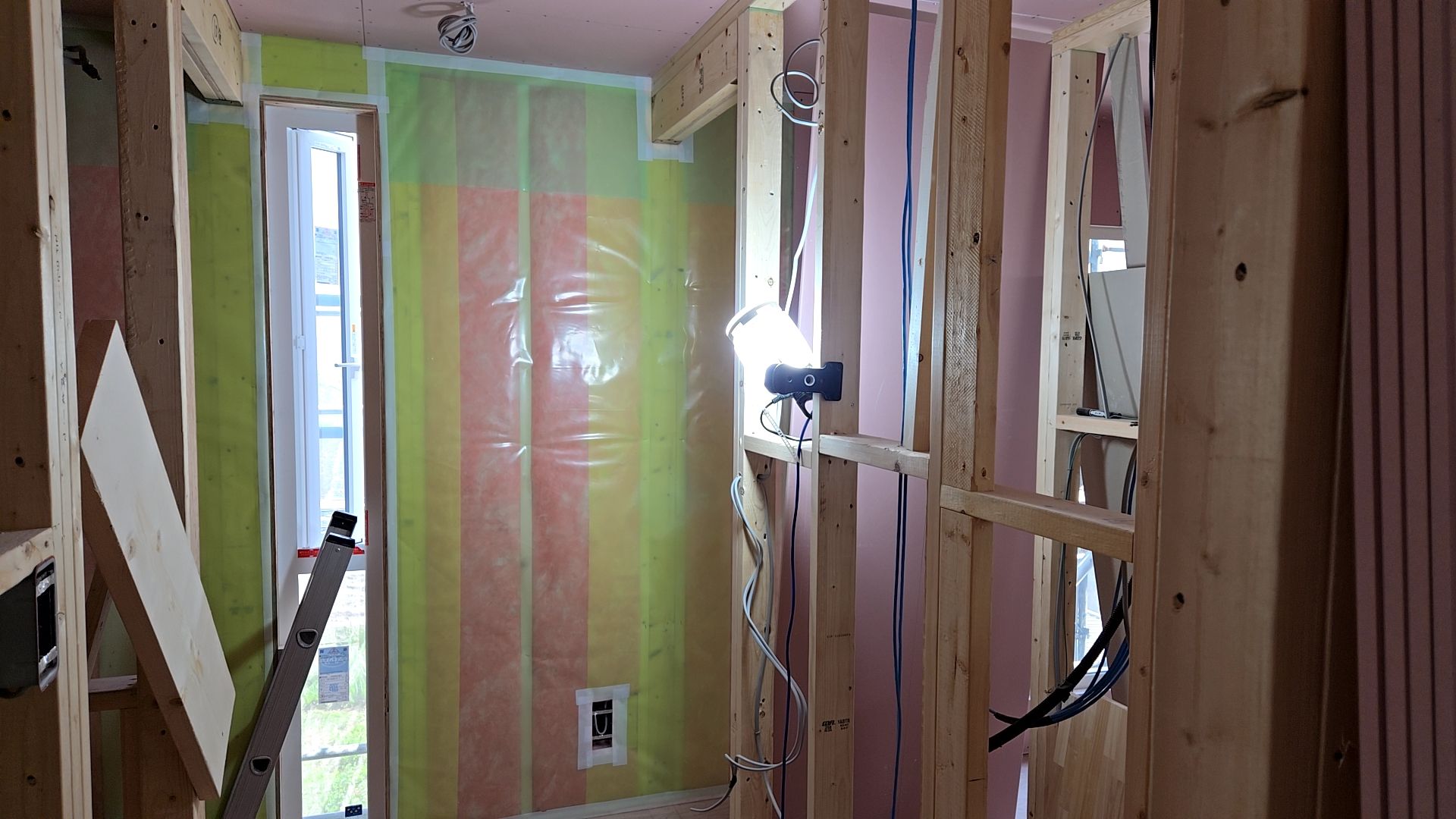 1階の下地造作工事が行われている様子です。