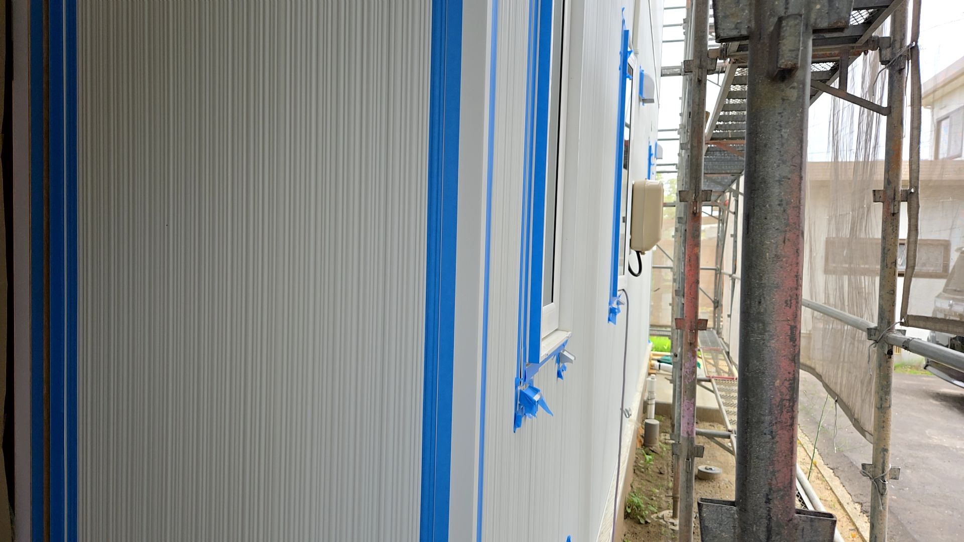 外部コーキング工事の様子です。