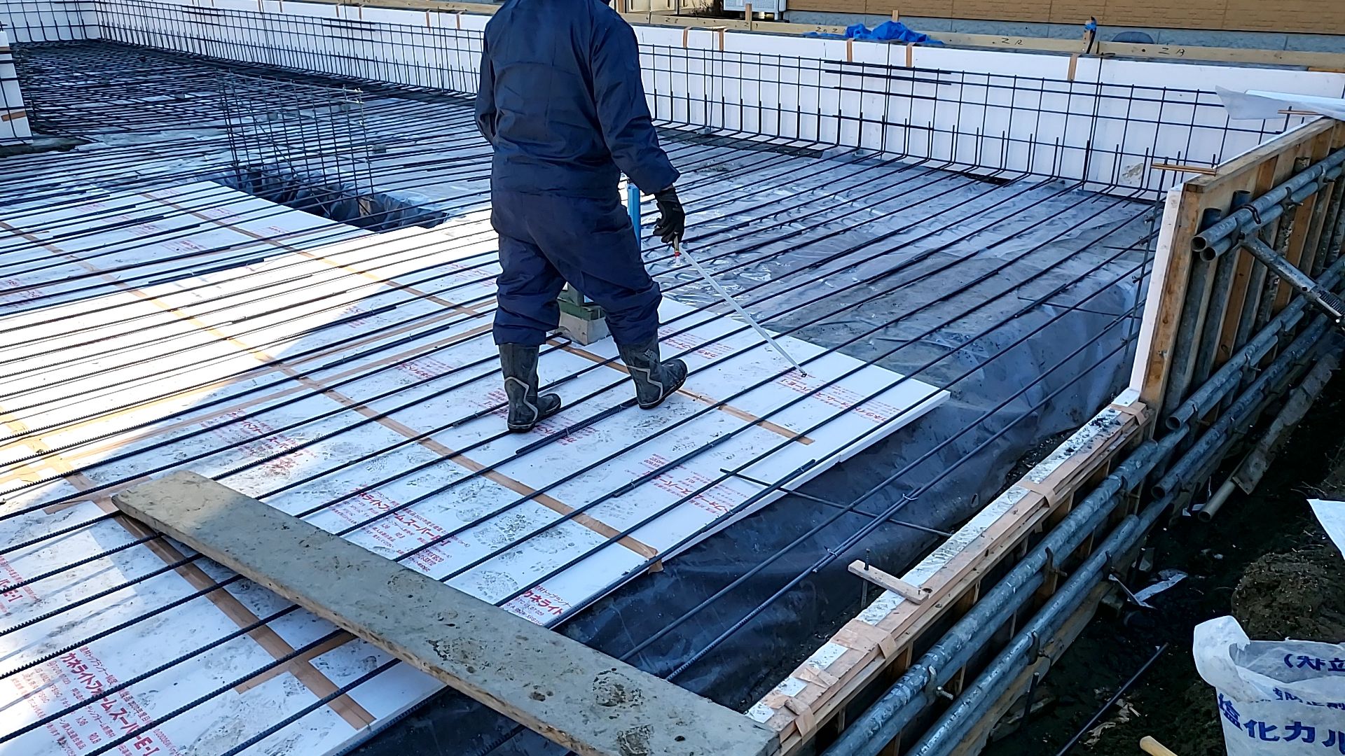 しばらくは基礎業者による鉄筋の配筋組みの作業が行われます。