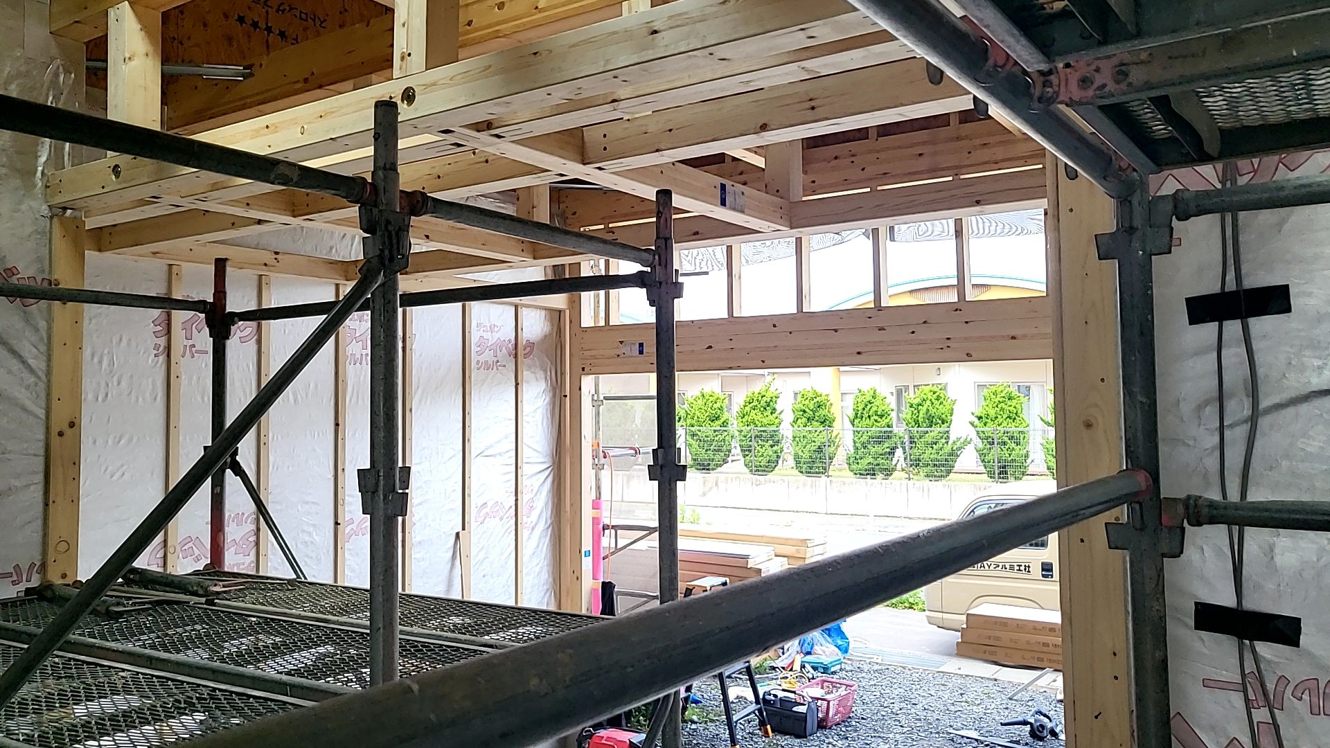 ガレージ周りの下地造作工事が進められている様子です。