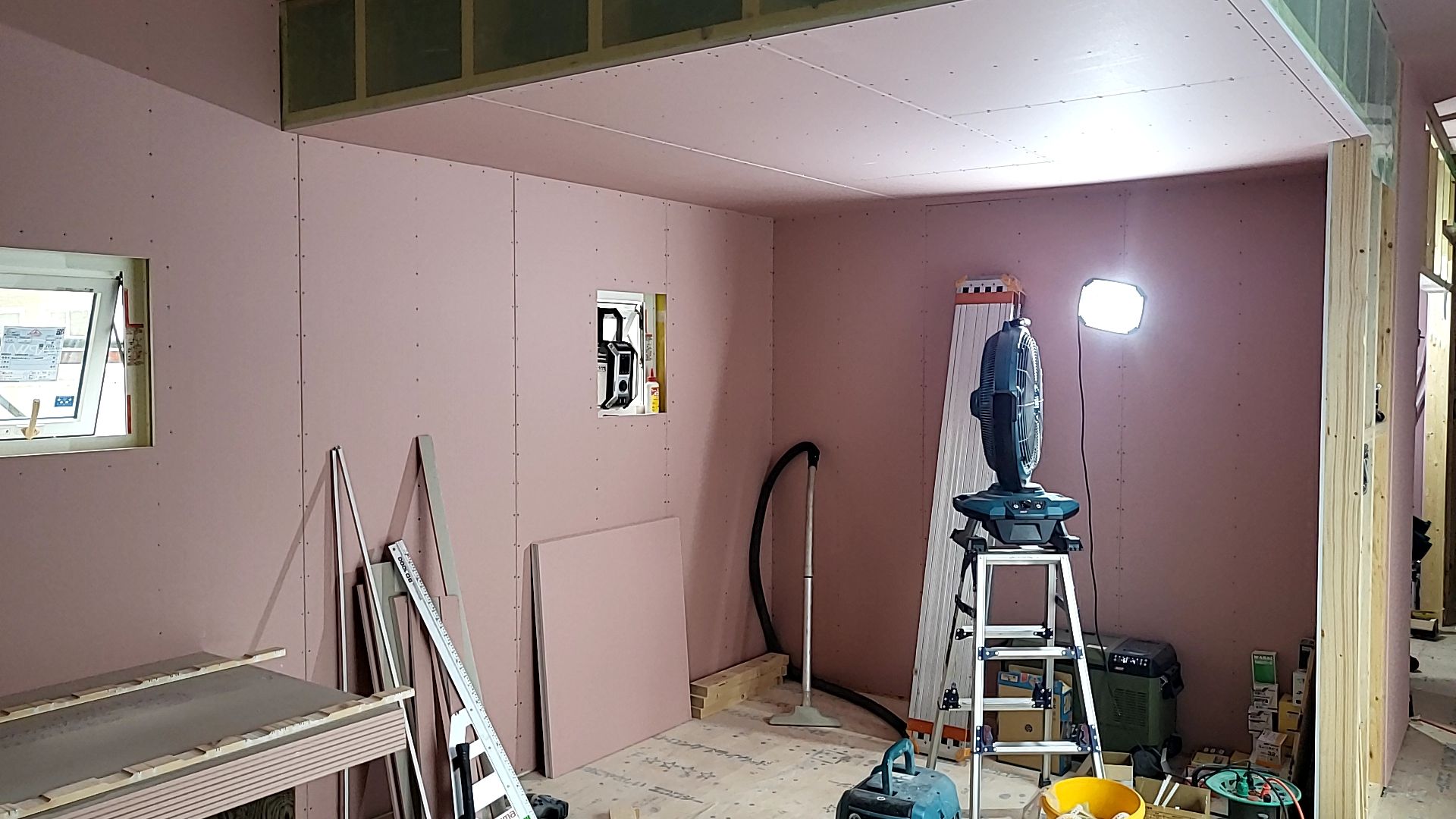 図面を確認しながら、下地を丁寧に入れていきます。