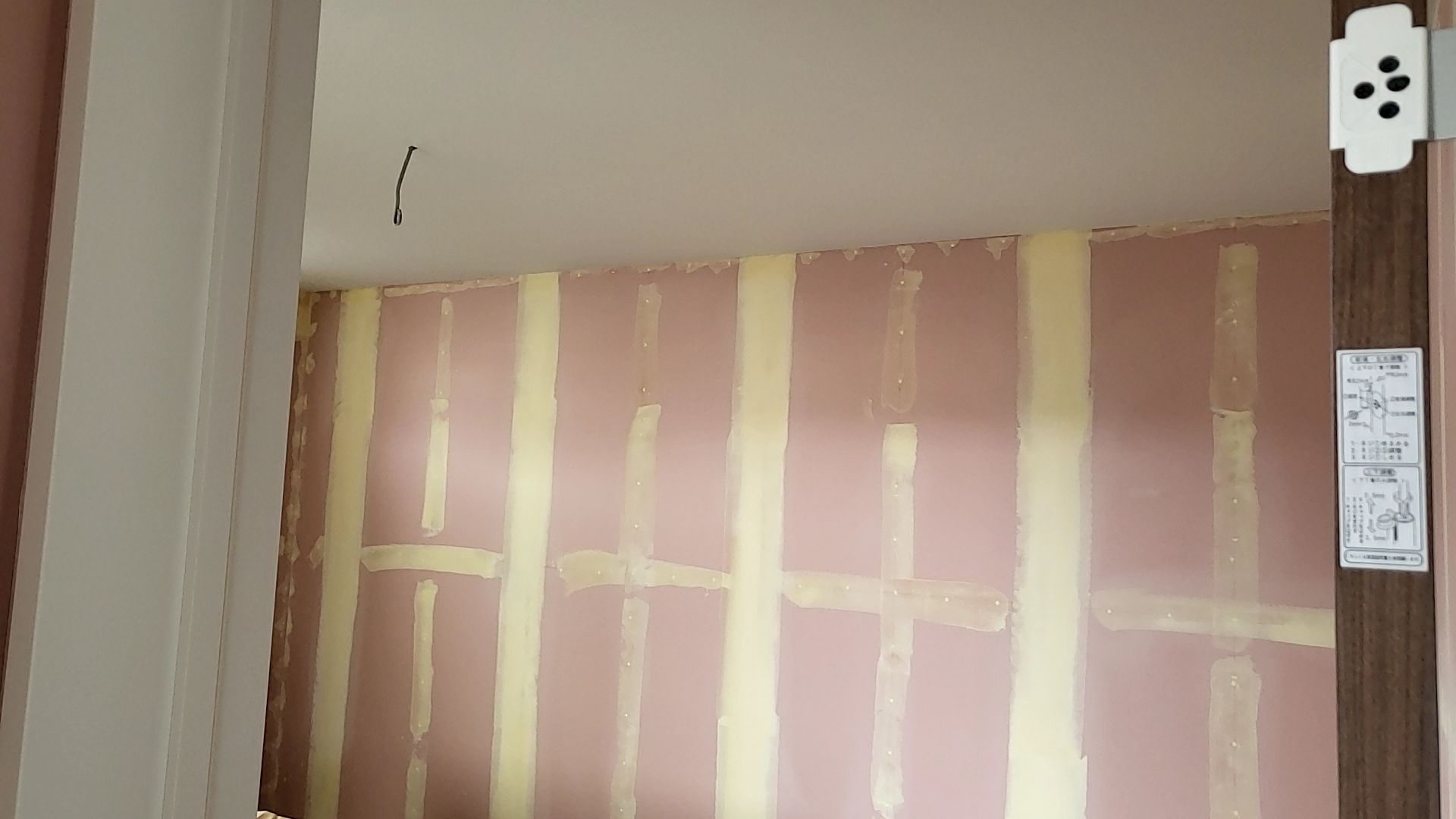 丁寧にパテ掛けを行い、クロスにヨレやシワが出来ないよう丁寧に作業を進めております。