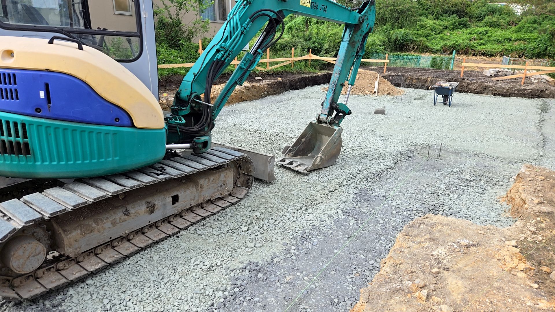 締め固めを行いながら、低盤の高さを確認していきます。