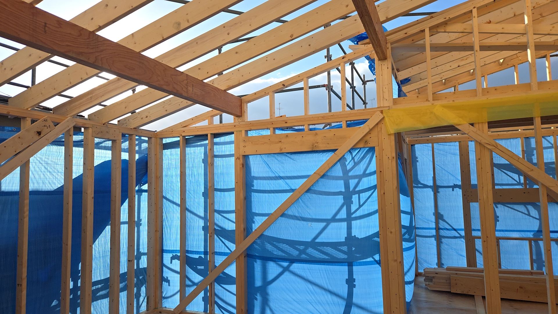 雨に備え、できるだけ養生しながら作業をしております。