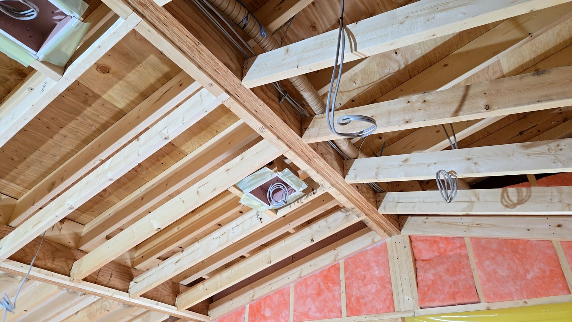 下地造作工事の様子です。図面を確認しながら間違いのないよう施工しております。