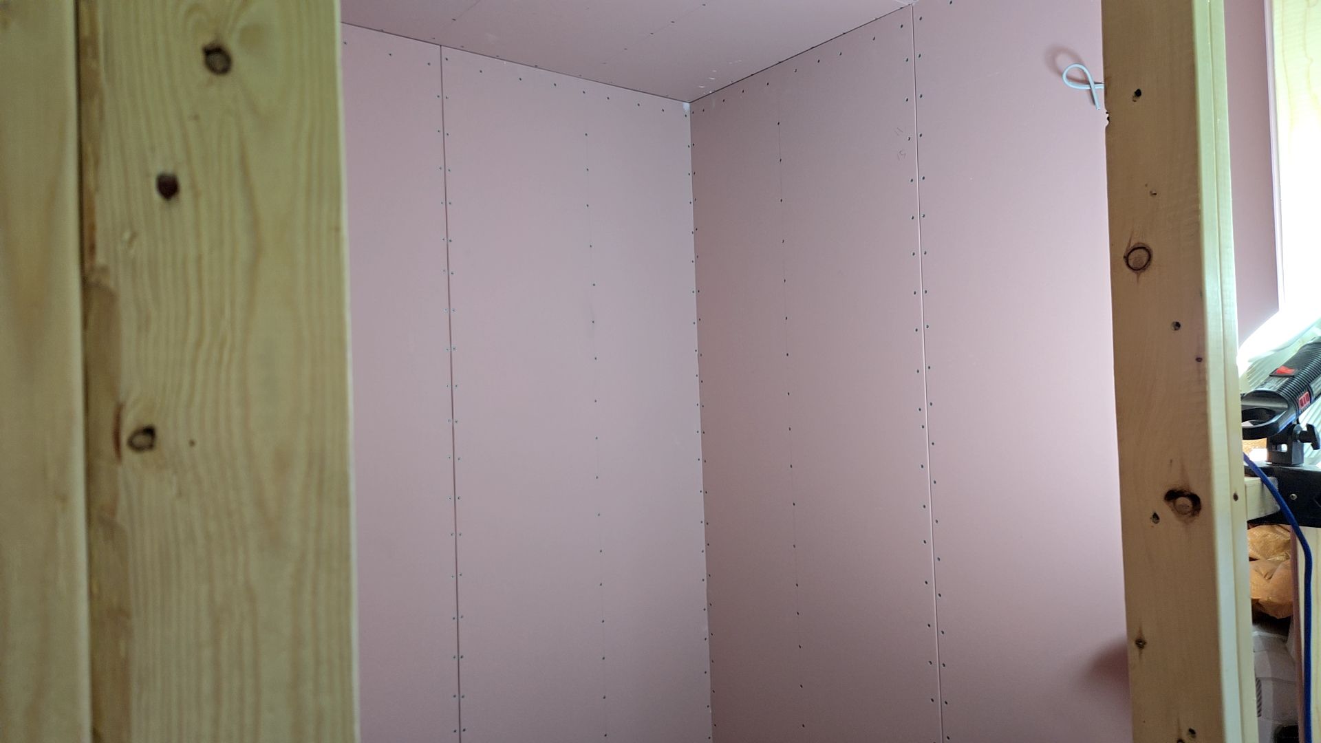 壁のボード貼りが行われている様子です。図面を確認しながら間違いのないよう施工をしております。