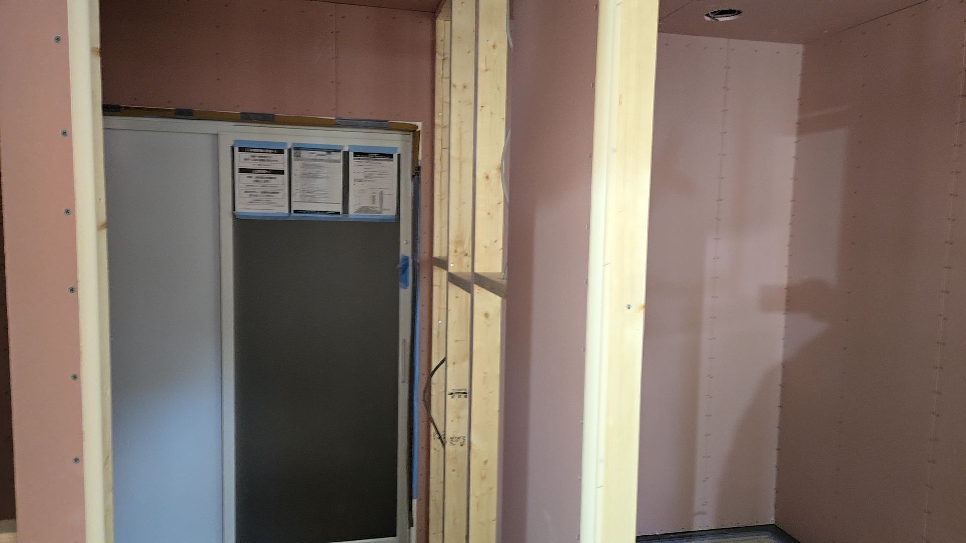 造作工事が行われている様子です。図面を確認しながら位置出しを行い下地を入れていきます。