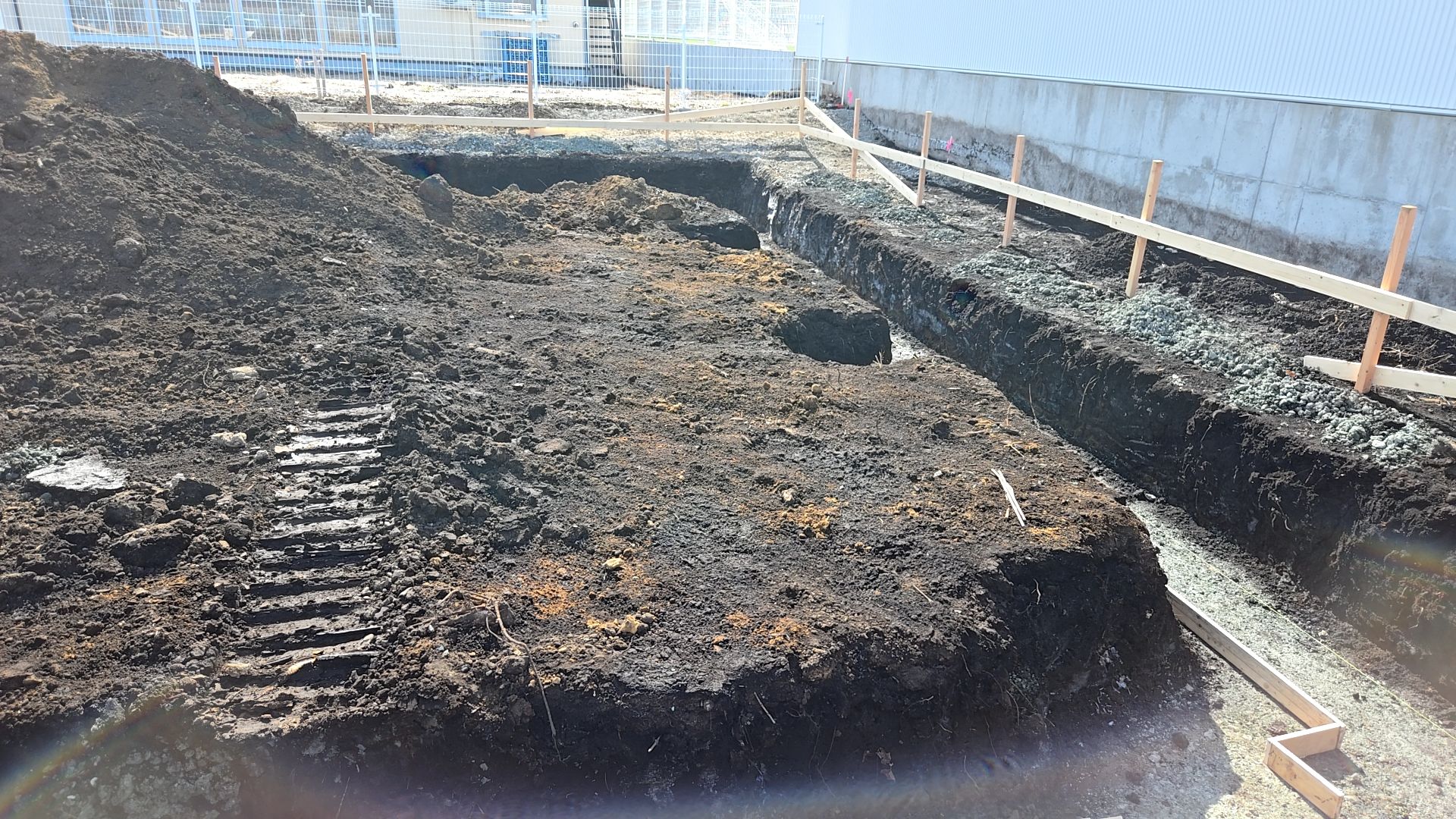 底盤の厚さを確保しながら砕石を入れ、転圧された様子です。