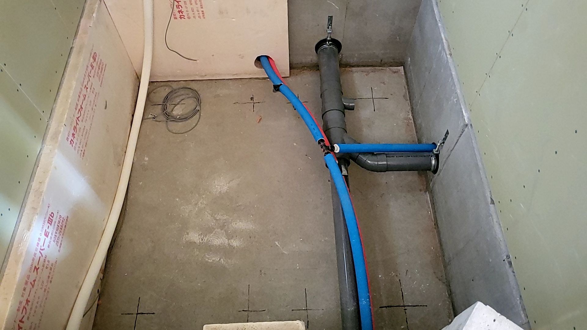 設備業者による配管工事も進められております。